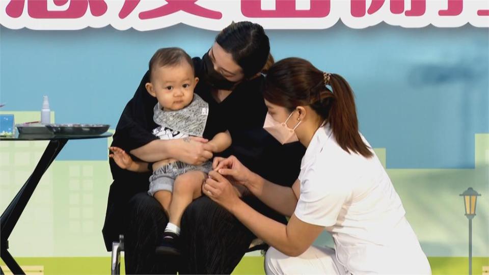 公費流感疫苗兩階段開打　譚艾珍與孫子帶頭打