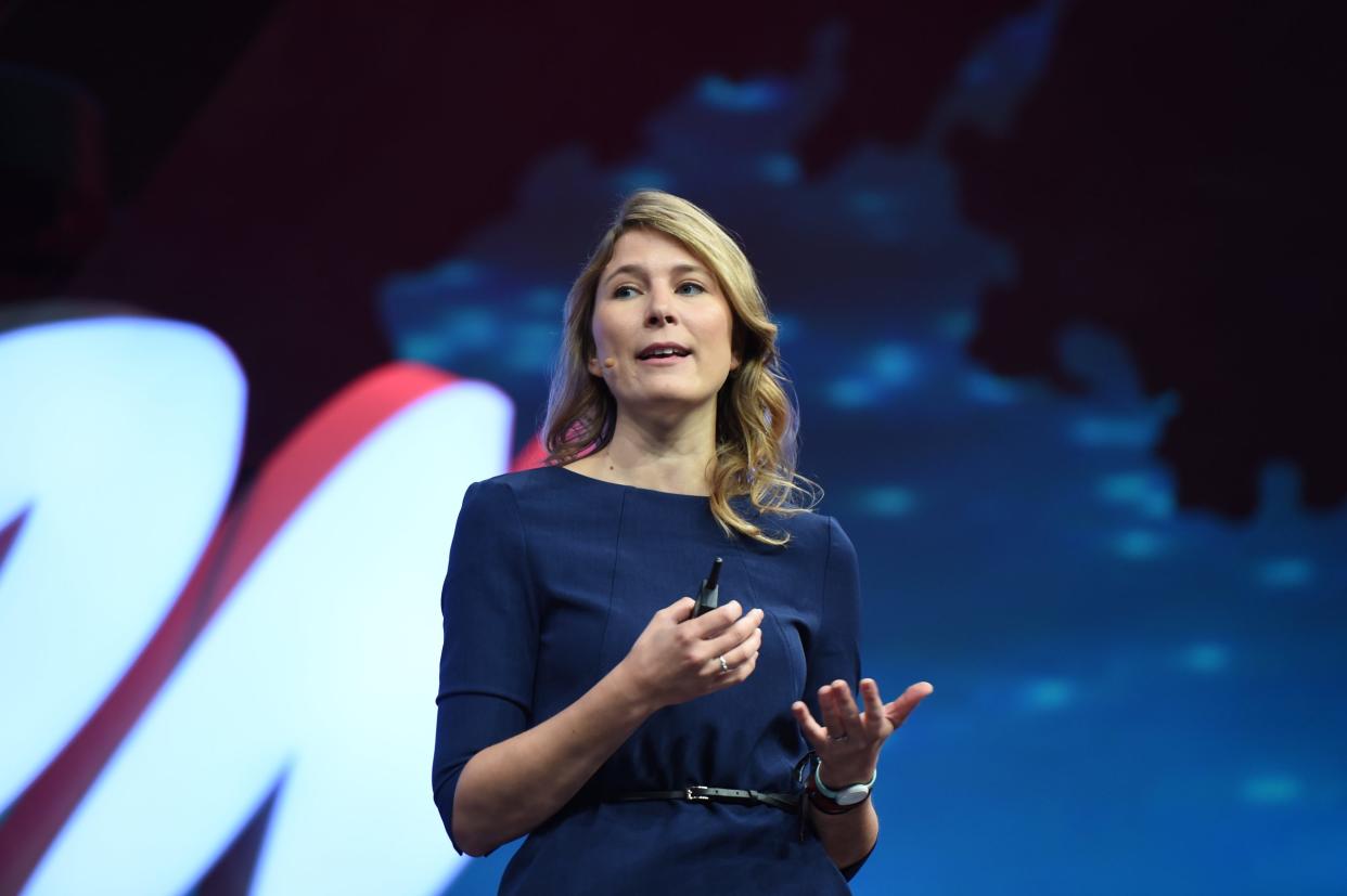 Ava-Gründerin Lea von Bidder 2019 auf einer Tech-Konferenz in Kanada. An ihrem linken Handgelenk trägt sie das Fruchtbarkeits-Armband, für das Investoren ihr viel Geld gaben. - Copyright: Getty Images / Cody Glenn