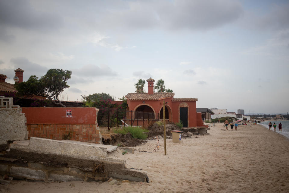 Una calle y una casa a pie de playa que han sufrido derrumbes por acción de la marea. Foto Fernando Ruso