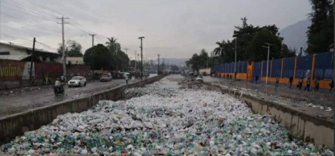 The Bois de Chêne canal that separates Village de Dieu from Cité Éternel in Port-au-Prince hasn’t been cleaned in more than four years because the Ministry of Public Works is afraid of coming face-to-face with gangs.