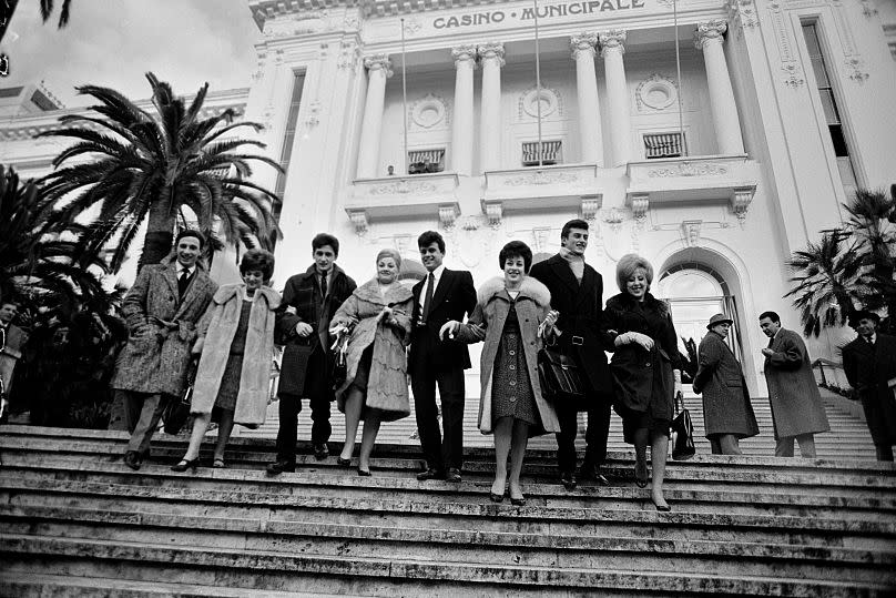 Sanremo Festival 1961 en las escaleras del Casino, de izquierda a derecha: Rocco Granata, Jolanda Rossin, Pino Donaggio, Silvia Guidi, Little Tony, Nadia Liani, Tony Renis, Be