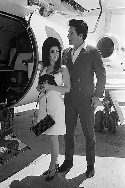 Elvis-and-Priscilla-Presley-boarding-private-jet