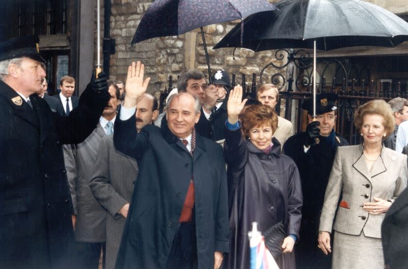  戈巴契夫92歲了，眼看普丁，心中感慨萬千。圖 與柴契爾夫人(右一)。 （圖／出色文化、 戈巴契夫基金會提供）
