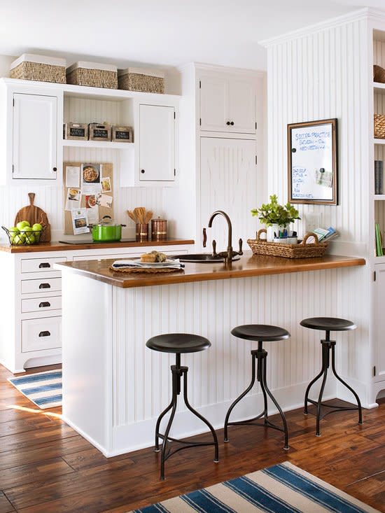 No matter where you live or the age of your house, you can re-create the bygone charisma and rural charm of a farmhouse kitchen. These eye-catching farmhouse kitchen designs will show you how.