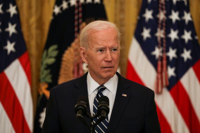 El presidente de Estados Unidos, Joe Biden, responde preguntas mientras realiza su primera conferencia de prensa formal en el Salón Este de la Casa Blanca en Washington