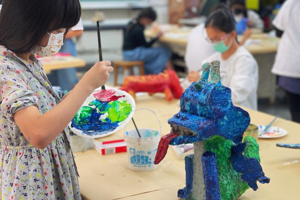 學生彩繪神獸（圖源：大同國小）