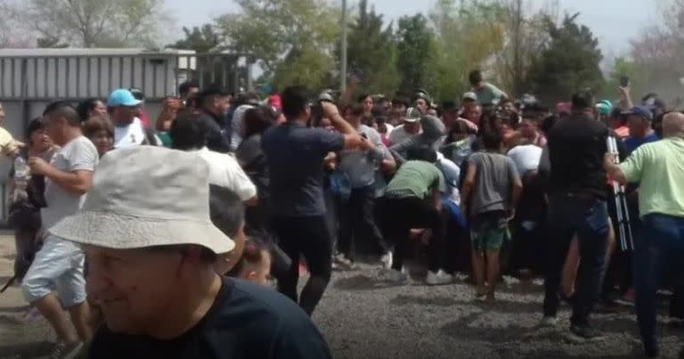 Los seguidores de Huguito Flores ingresan al cementerio en La Banda, Santiago del Estero