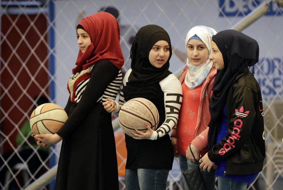 En esta foto del domingo, 19 de febrero de 2017, niñas refugiadas sirias participan en clases de básquetbol en un club deportivo en el sur de Beirut, en Líbano. Cada domingo, el gimnasio en Beirut está repleto de niños, la mayoría refugiados sirios, que participan en actividades deportivas. (AP Photo/Hussein Malla)