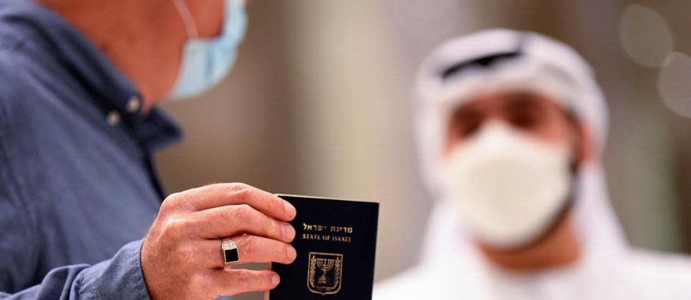 Un Israélien présente son passeport à son arrivée de Tel Aviv à l'aéroport de Dubaï aux Émirats Arabes Unis, le 26 novembre 2020.
