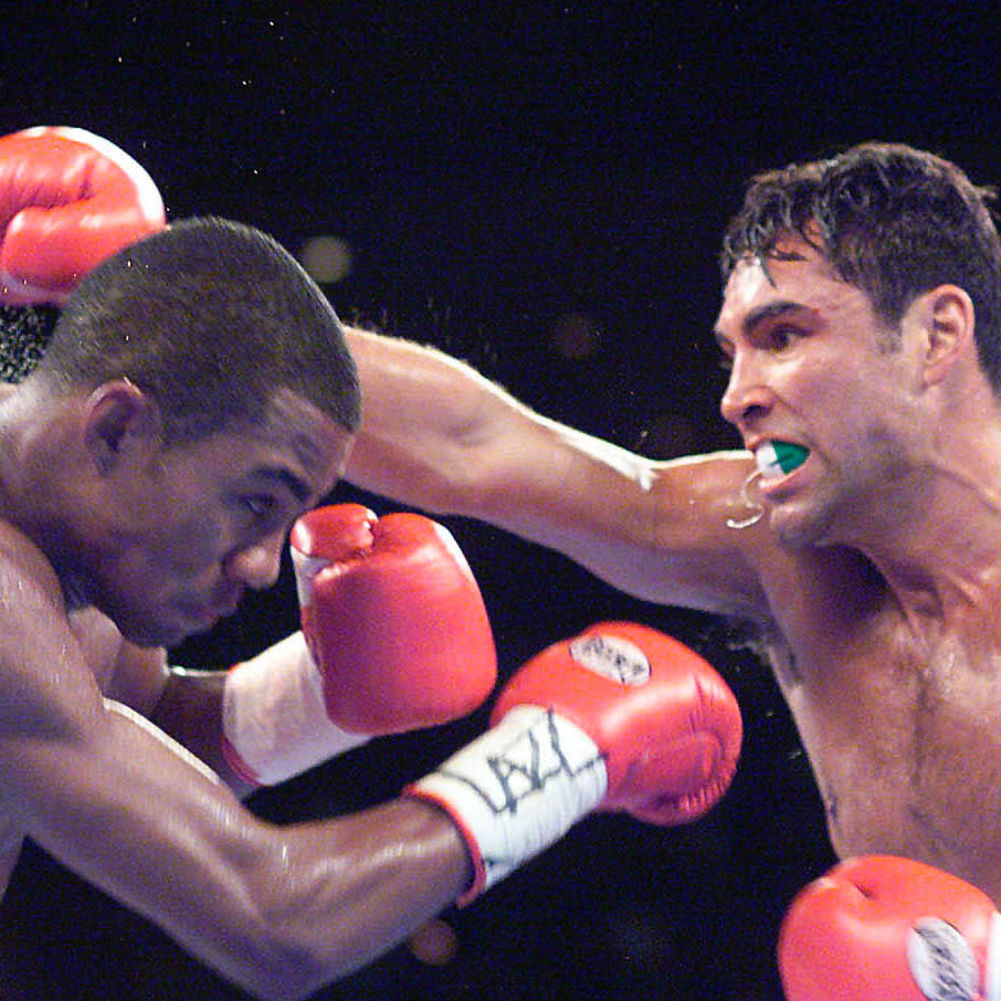 Oscar De La Hoya y Félix Trinidad durante su famoso combate el 18 de septembre del 1999 en Las Vegas. Trinidad ganó por decisión dividida. (Getty Images)