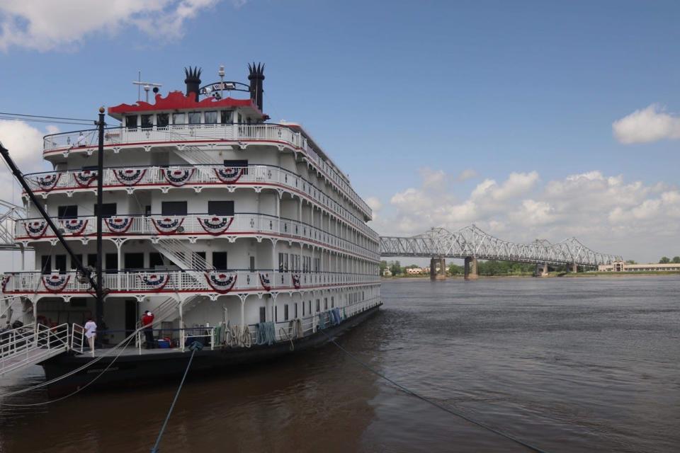 Oak Ridge historian D. Ray Smith took a cruise up the Mississippi River on the American Heritage Riverboat and gave a informal presentation on the history of Oak Ridge.