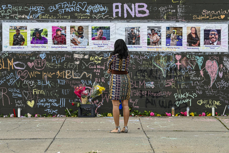 Un monumento conmemorativo improvisado cerca de la tienda de víveres Tops Friendly Market en Búfalo, Nueva York, el 28 de mayo de 2022. (Kenny Holston/The New York Times)
