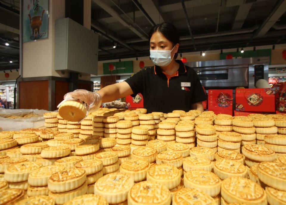 A staff member arranges moon cakes at a supermarket as the Mid-Autumn Festival approaches, Sept. 5, 2022, Handan, Hebei province, China.<span class="copyright">VCG/VCG via Getty Images</span>