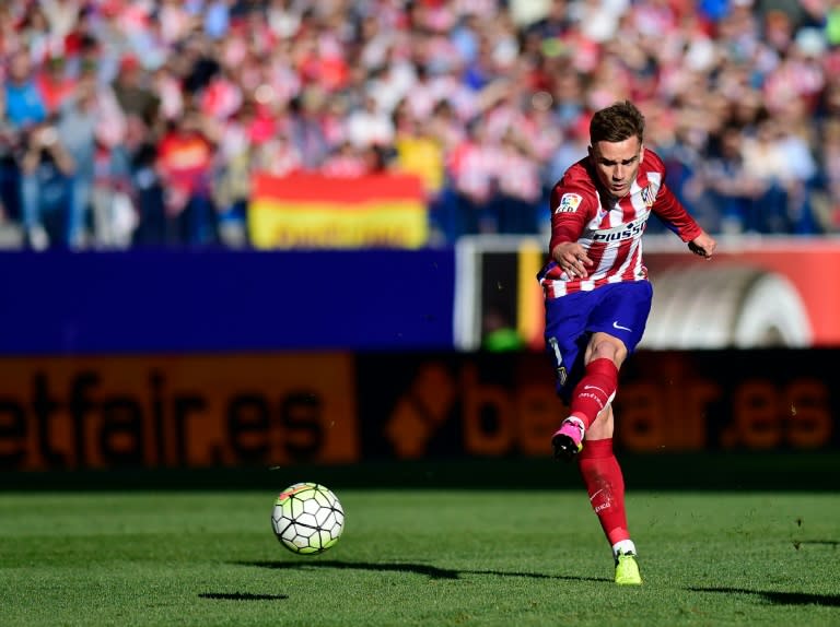 Atletico Madrid's forward Antoine Griezmann kicks the ball during the Spanish league match vs Rayo Vallecano on April 30, 2016