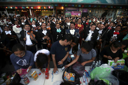 FOTOS: Mariachis intercambian rancheras por víveres tras sismo en México