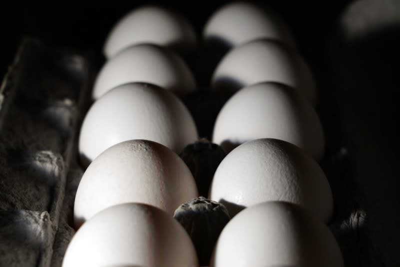 賓州雜貨店裡的雞蛋。去年美國曾誤傳雞蛋裡的某種成分可以防止感染新冠病毒，一度造成雞蛋短缺。（美聯社）