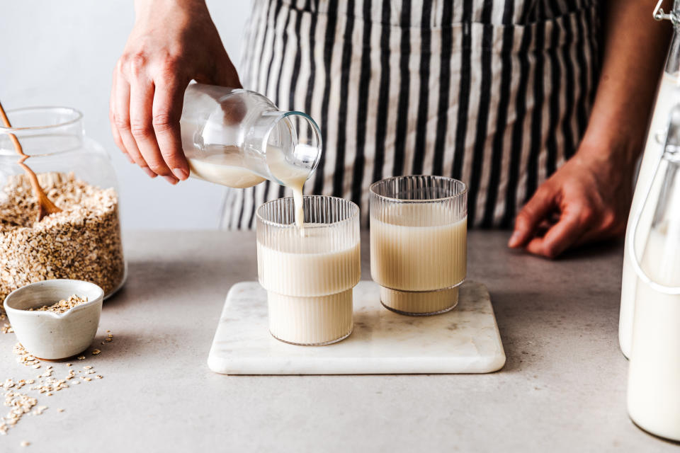 Für laktoseintolerante Menschen ist Hafermilch eine gute Alternative zu herkömmlicher Milch. - Copyright: alvarez / Getty Images