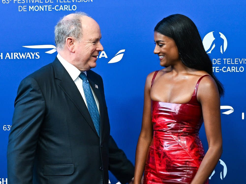 Fürst Albert II. von Monaco und Simone Ashley in Monte-Carlo. (Bild: imago/Starface)