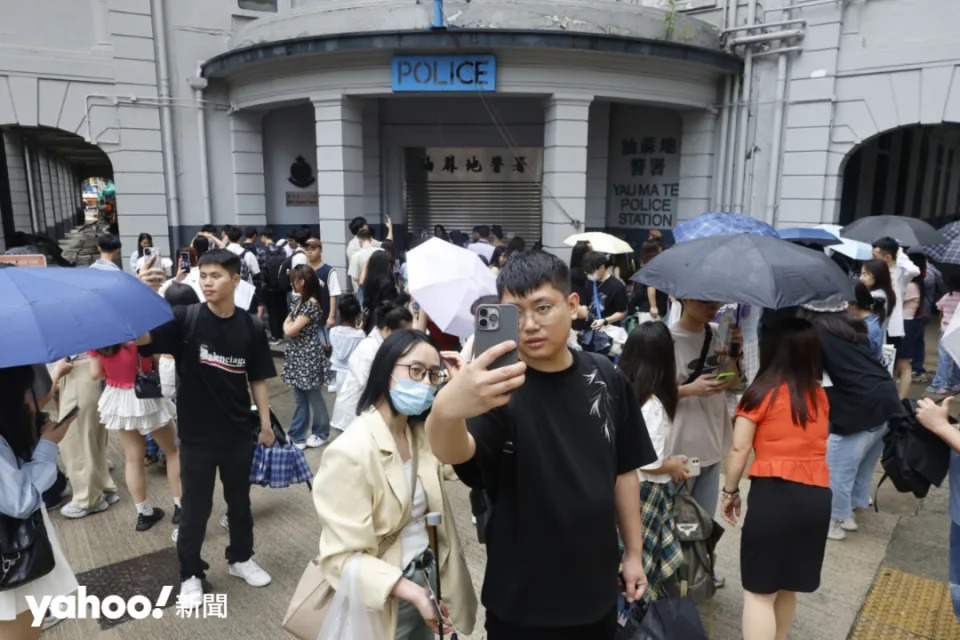 儘管落雨，油麻地舊警署外的遊客人潮不斷，比尖沙咀逛名店的人更多。