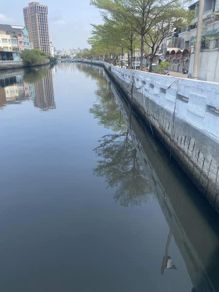 台南市健康路運河的水，這幾天顏色異常呈現黑色。(圖／翻攝台南市議員李啟維臉書)