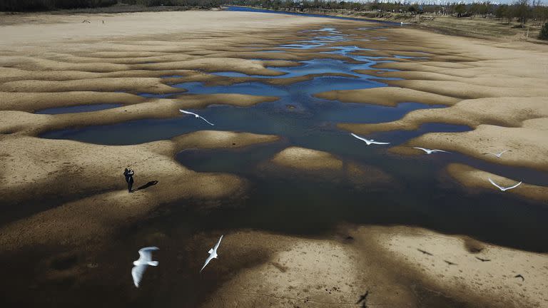 El lecho expuesto del río Paraná Viejo, un afluente del río Paraná, durante una sequía en Rosario, Argentina, en julio de 2021