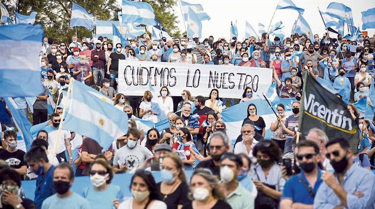 Avellaneda, movilizada. Unas 10.000 personas se concentraron ayer en Avellaneda, el punto central de la protesta por la expropiación de Vicentin. Hubo allí productores y dirigentes agropecuarios, pero también mucha gente que se opone a la expropiación y que dejó al Gobierno un mensaje contrario a cu