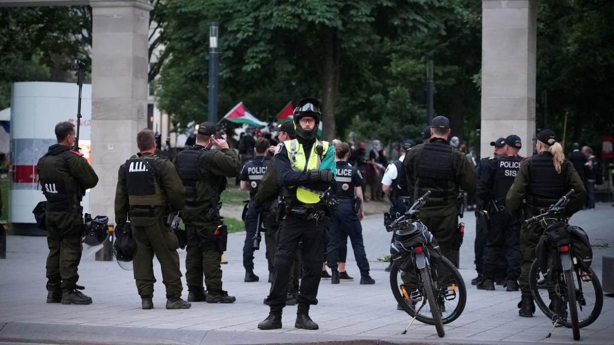 A spokesperson for the Montreal police said officers are only at the scene for support purposes.  (Simon-Marc Charron/Radio-Canada - image credit)