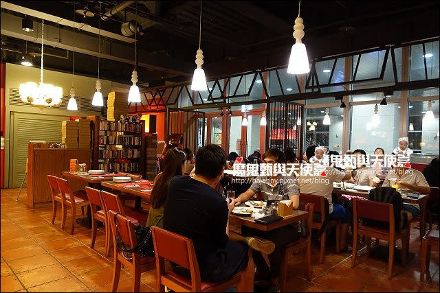 《小姑食記》捷運板橋車站/新板特區美食～誠品新板店Alleycat's Pizza巷貓餐廳板橋親子餐廳