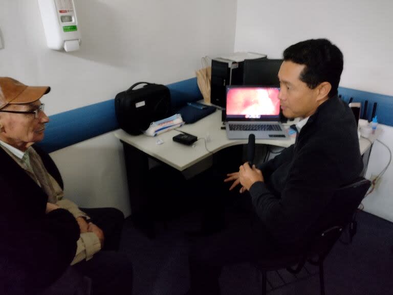 Ronaldo Sano, jefe del Servicio de Retina del Hospital Santa Casa, en San Pablo, participa del seguimiento de pacientes