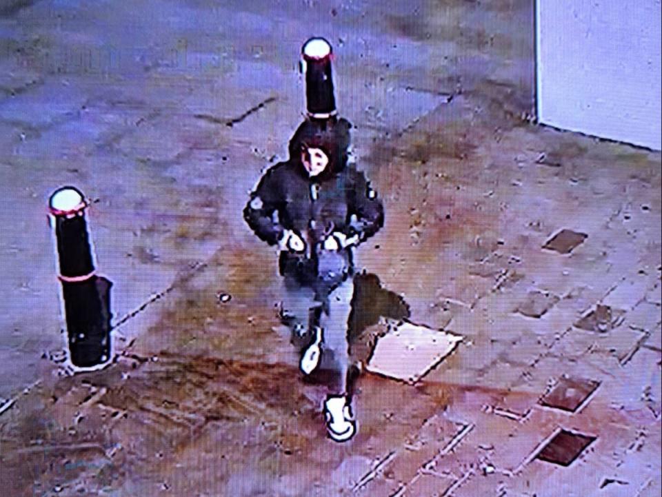 Ezedi was spotted again on CCTV (Met Police)