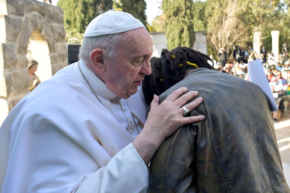 Papst Franziskus redet einem Flüchtling gut zu (Bild: Vatican Media/­Handout via REUTERS)