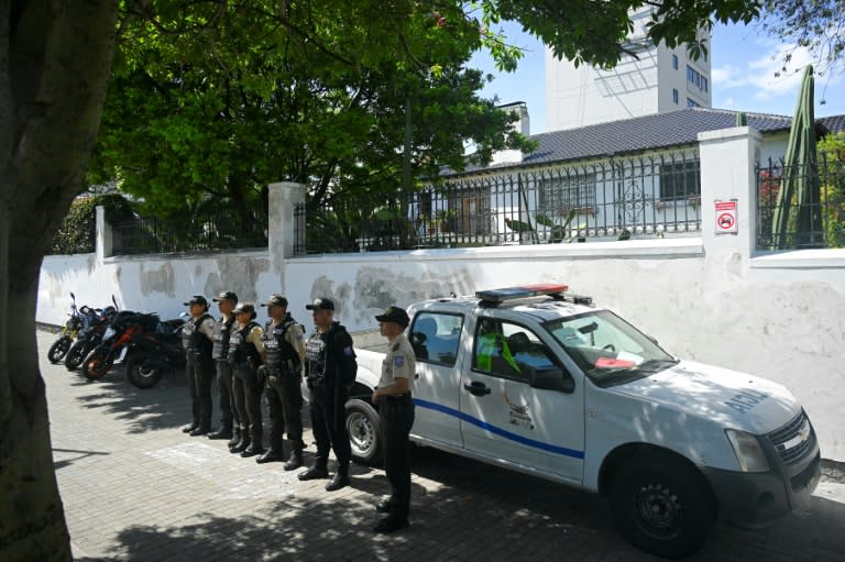 Police officers guard the Mexican embassy in Quito (Rodrigo BUENDIA)