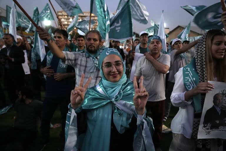 Partidarios del reformista Masud Pezeshkian durante una marcha en Teherán. (AP Photo/Vahid Salemi)