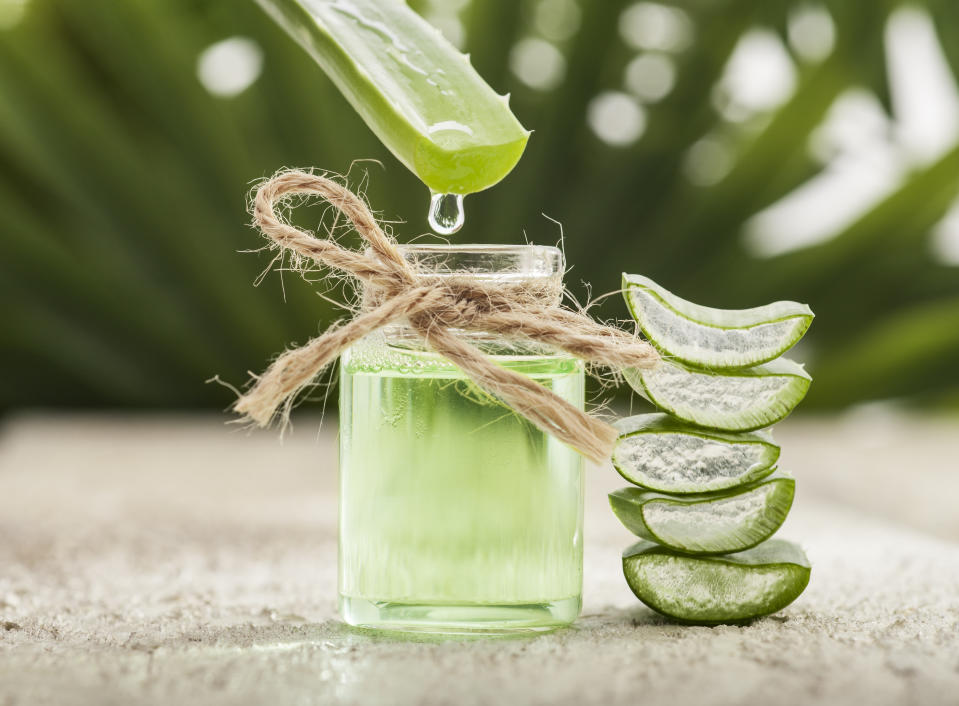 <p>Une phase détox pourrait être la solution idéale après la saison des fêtes et ses innombrables repas copieux. « L’aloe vera, riche en vitamines et minéraux, fait partie des aliments purifiants naturels les plus efficaces de tous », confie Simon Bandy. « L’aloe vera renforce la digestion et stimule le système immunitaire, afin d’apaiser les ballonnements et vous aider à rester en forme ». Essayez le jus « Health Plus Aloe Vera Juice » (£7.95 (environ 9 euros)/500ml), une solution pratique pour profiter de tous les bienfaits de cette merveilleuse plante.<br> [Photo : Getty] </p>