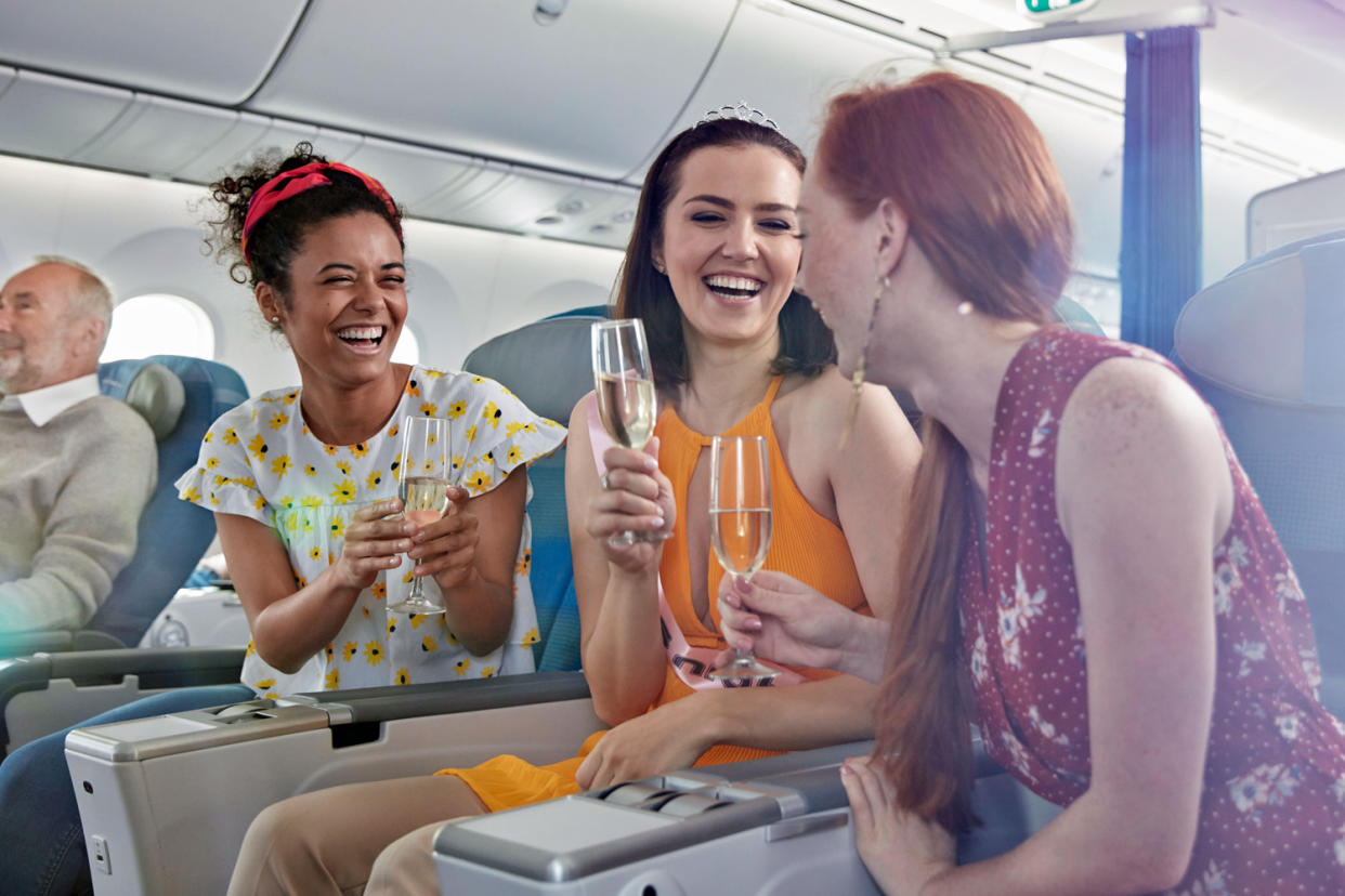 Ein Glas Sekt? Lieber nicht im Flieger nach Dubai. (Symbolbild: Getty Images)