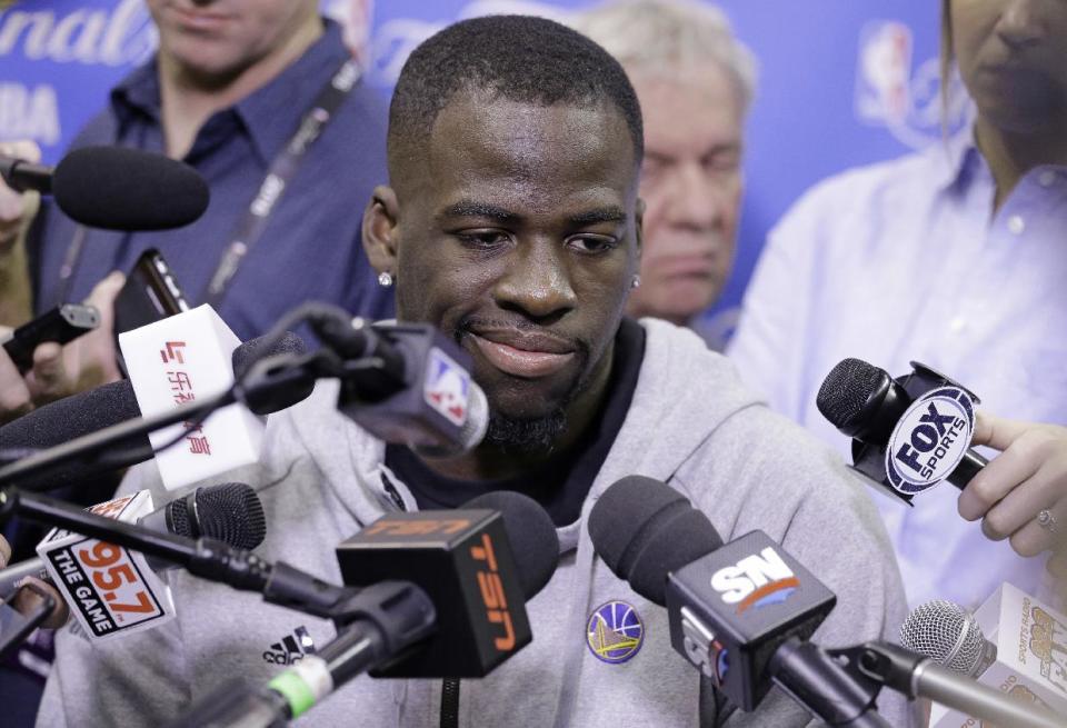 Draymond Green, de los Warriors de Golden State, responde a la prensa antes de la práctica del miércoles 15 de junio de 2016 en Cleveland (AP Foto/Tony Dejak)