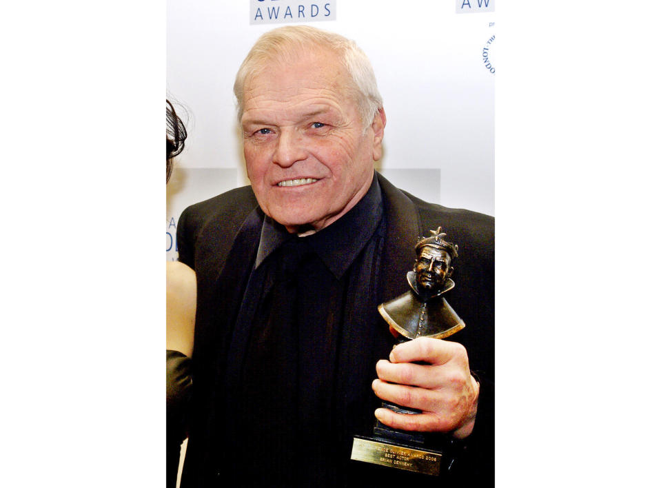 En esta foto del 26 de febrero de 2006, Brian Dennehy posa tras ganar el premio Olivier al mejor actor por su papel en una puesta de "Death of a Salesman" ("Muerte de un viajante" en Londres. Dennehy murió de causas naturales el miércoles 15 de abril de 2020 en Haven, Connecticut. Tenía 81 años. (AP Foto/Max Nash, Archivo)