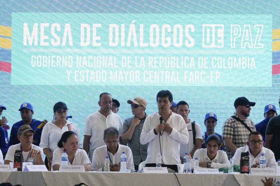 Mesa de diálogo entre el Gobierno colombiano y los disidentes de las FARC. (AP Photo/Fernando Vergara)