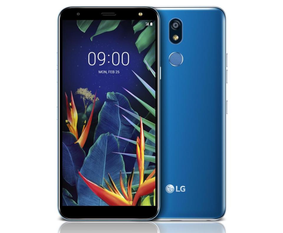 <p>LG K40 è il modello più economico e semplice presentato dal produttore coreano a Barcellona, dove ha tolto i veli anche dai medio range K50 e Q60 e dai top di gamma LG V50 ThinQ e LG G8 ThinQ. K40 monta uno schermo da 5,7 pollici, una batteria da 3000mAh e una fotocamera singola da 16 megapixel. La Ram è di 2GB e la memoria interna da 32GB. Prezzo da comunicare. </p>