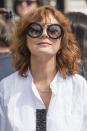 <p>Wir gucken auf die lässigen Ohrringe in Sicherheitsnadel-Optik, auf die stylishe Sonnenbrille von Prada, auf das hübsche Gesicht der Schauspielerin und denken uns: Krass, diese Frau ist verdammte 70 Jahre alt und sieht cooler aus als wir! (Bild: ddp) </p>
