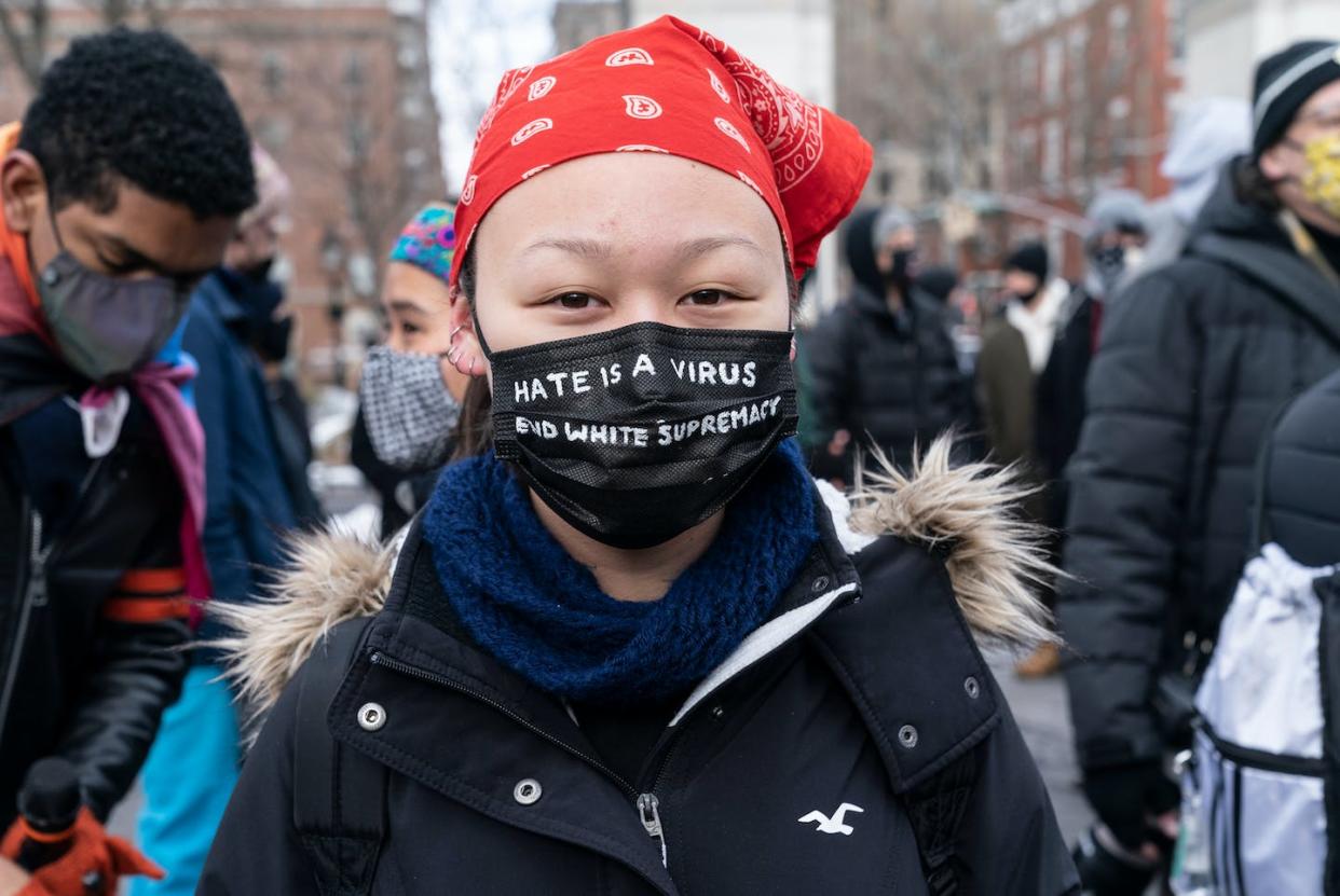 Una joven de origen asiático lleva una mascarilla que recuerda que el odio es un virus, en una manifestación en Nueva York. <a href="https://www.shutterstock.com/es/image-photo/new-york-ny-february-20-2021-1921155512" rel="nofollow noopener" target="_blank" data-ylk="slk:Lev Radin / Shutterstock;elm:context_link;itc:0;sec:content-canvas" class="link ">Lev Radin / Shutterstock</a>