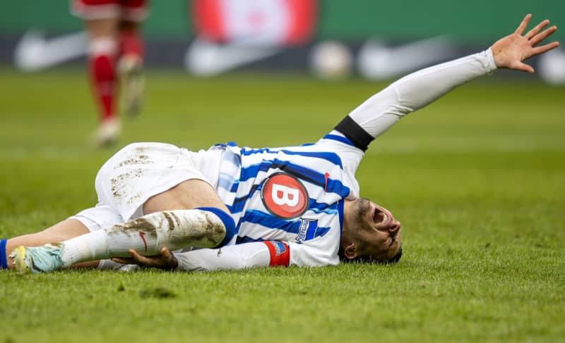 Berlin's Haris Tabakovic lies injured on the ground during the German Bundesliga 2nd division soccer match between Hertha BSC and Fortuna Duesseldorf at the Olympiastadion Berlin. Andreas Gora/dpa