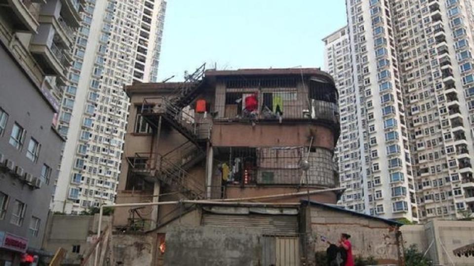 大陸深圳有一個被網友戲稱「最牛釘子戶」的住家，曾向建商獅子大開口要價3億人民幣才肯搬遷。（圖／翻攝自微博）