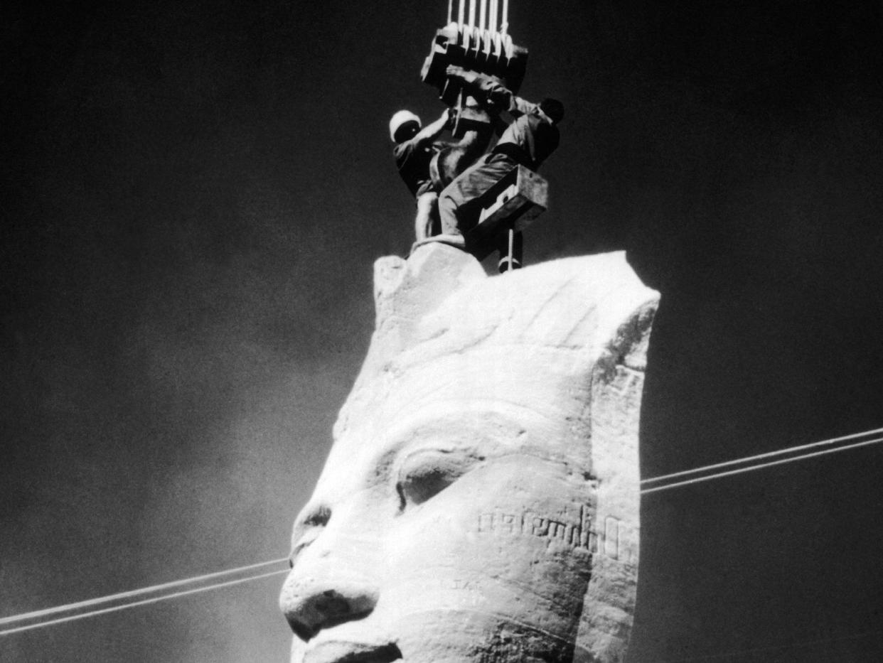 One of the heads of the Pharaoh RAMSES II being carried by cranes to the temple's new site