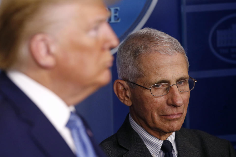 Immunologe Anthony Fauci berät derzeit die US-Regierung während der Coronavirus-Pandemie. In einem mittlerweile viralen Twitter-Video zeigt er sich fassungslos nach einer Aussage von Donald Trump. Foto: AP Foto / Patrick Semansky