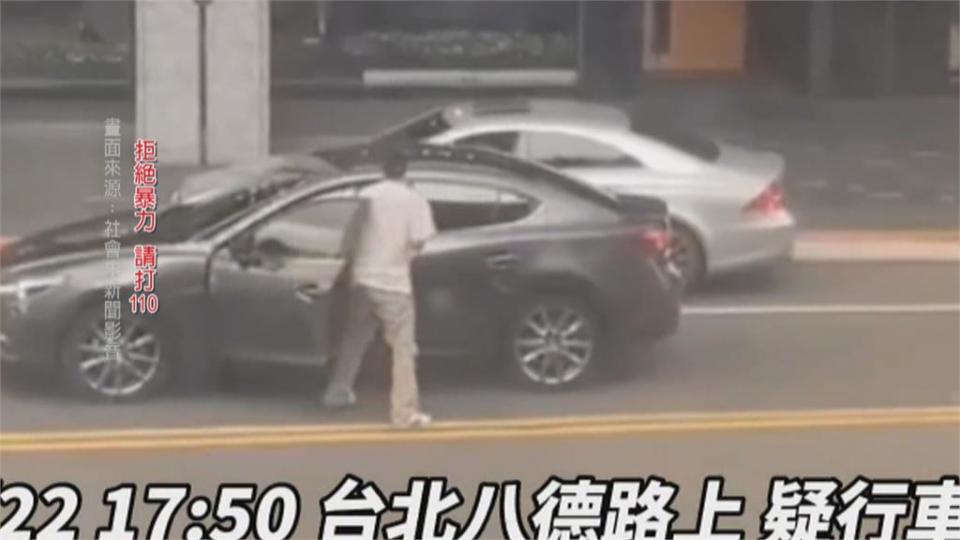 以為被逼車男暴怒！持甩棍下車猛砸對方車