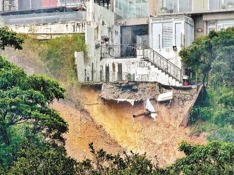 西貢清水灣甘澍路有獨立屋下方山坡崩塌。