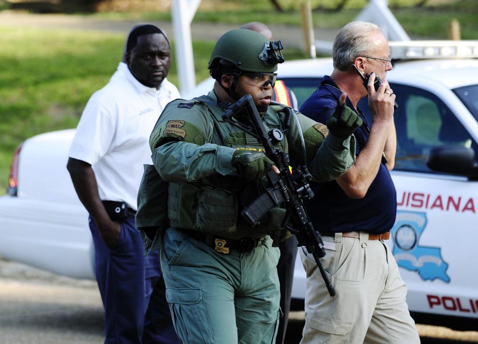 Louisiana State Police SWAT officer responds to a barricaded suspect following stabbing and shooting incidents in Sunset, Louisiana, August 26, 2015. A police officer was shot and two people stabbed in a southwest Louisiana town on Wednesday, with a suspect barricading himself in a convenience store, police said. (REUTERS/Leslie Westbrook/The Advocate)