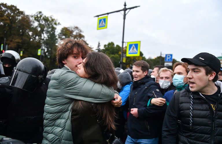 Protestas y tensión en San Petersburgo tras el anuncio de Vladimir Putin. (OLGA MALTSEVA / AFP)