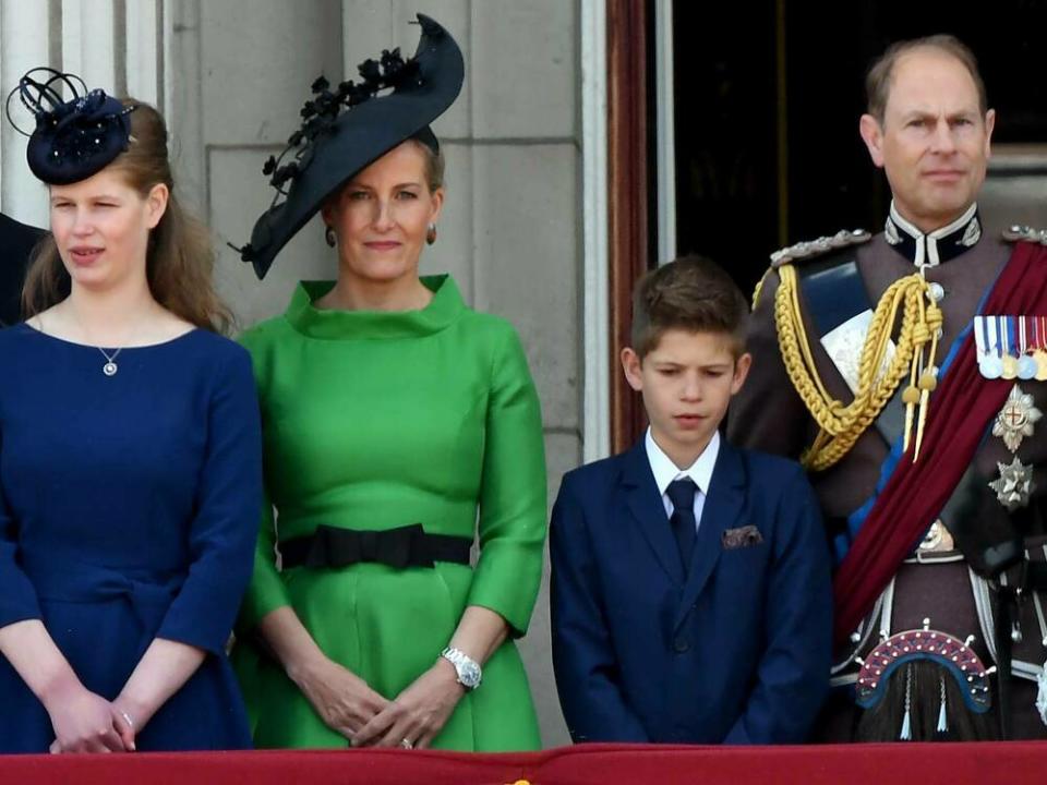 Britische Royals beim üblichen Repräsentieren (v.r.): Prinz Edward, Prinz James, Herzogin Sophie und Prinzessin Louise (Bild: imago images / PA Images)